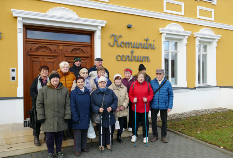 Senioři před KC Majetín