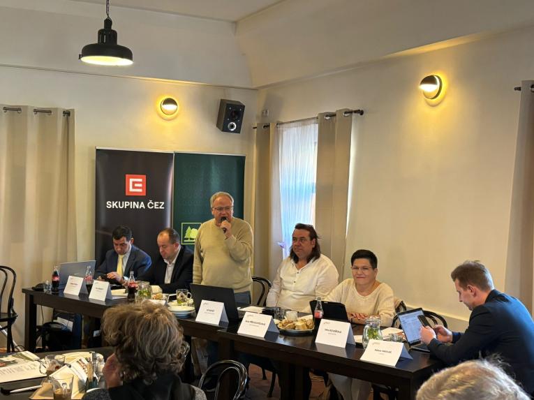 Předsednický stůl